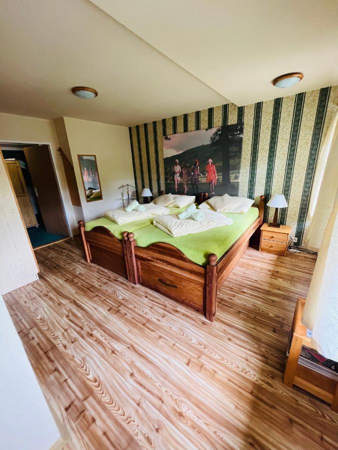 Jested Golf Restaurace A Penzion Svetla pod Jestedem Екстер'єр фото